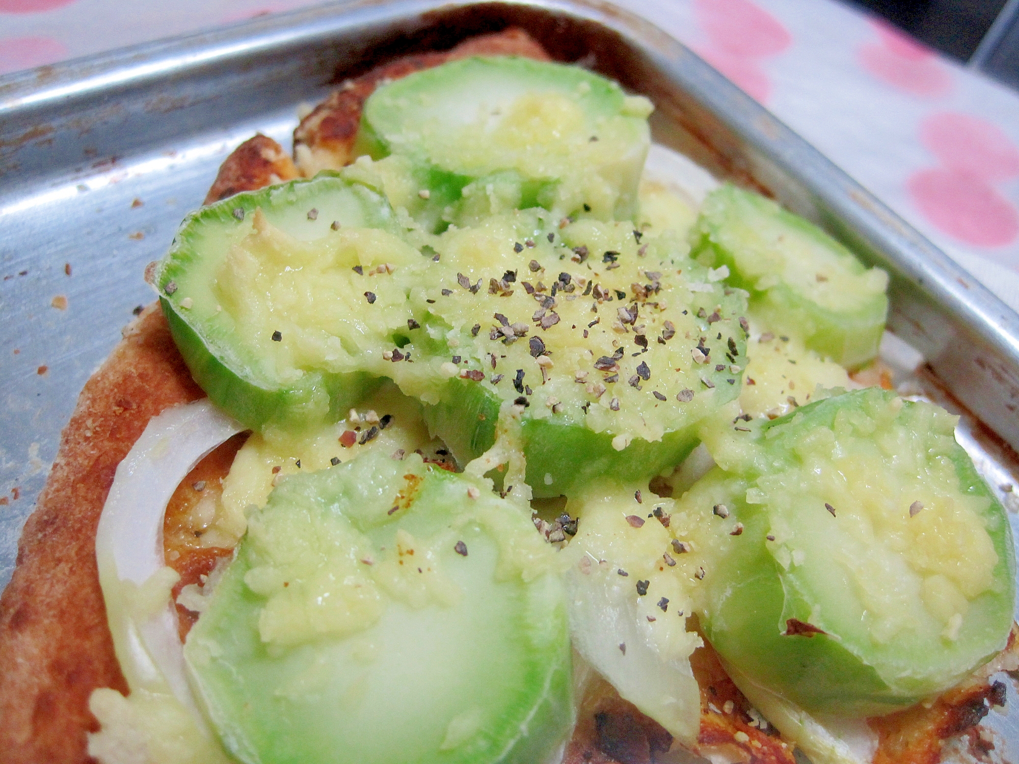 ブロッコリーの芯のピザの写真