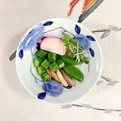 オクラ、茗荷、スナップえんどう、板蒲鉾の梅酢和えの写真