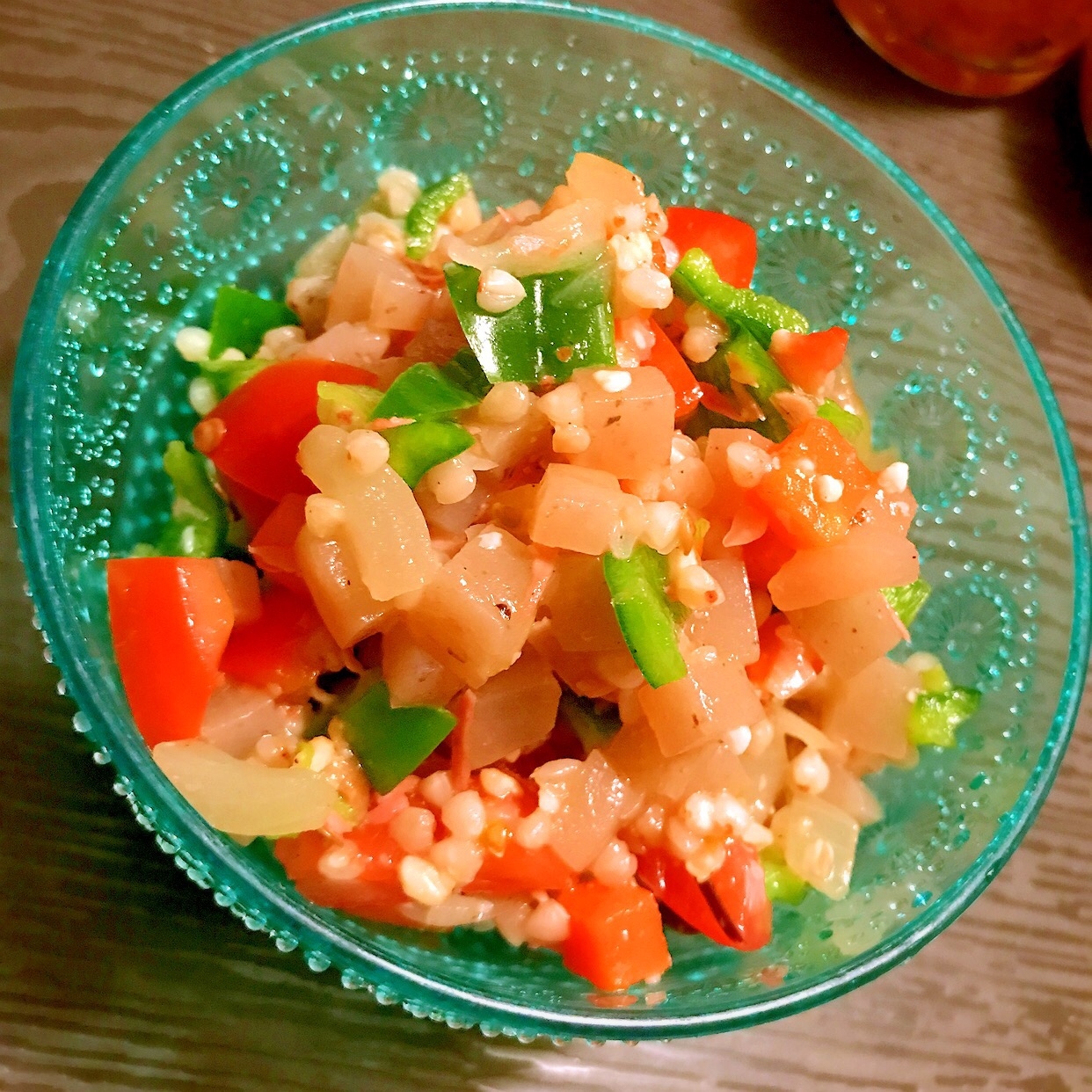 蒟蒻と蕎麦米と彩り野菜のおさかな滋味サラダの写真