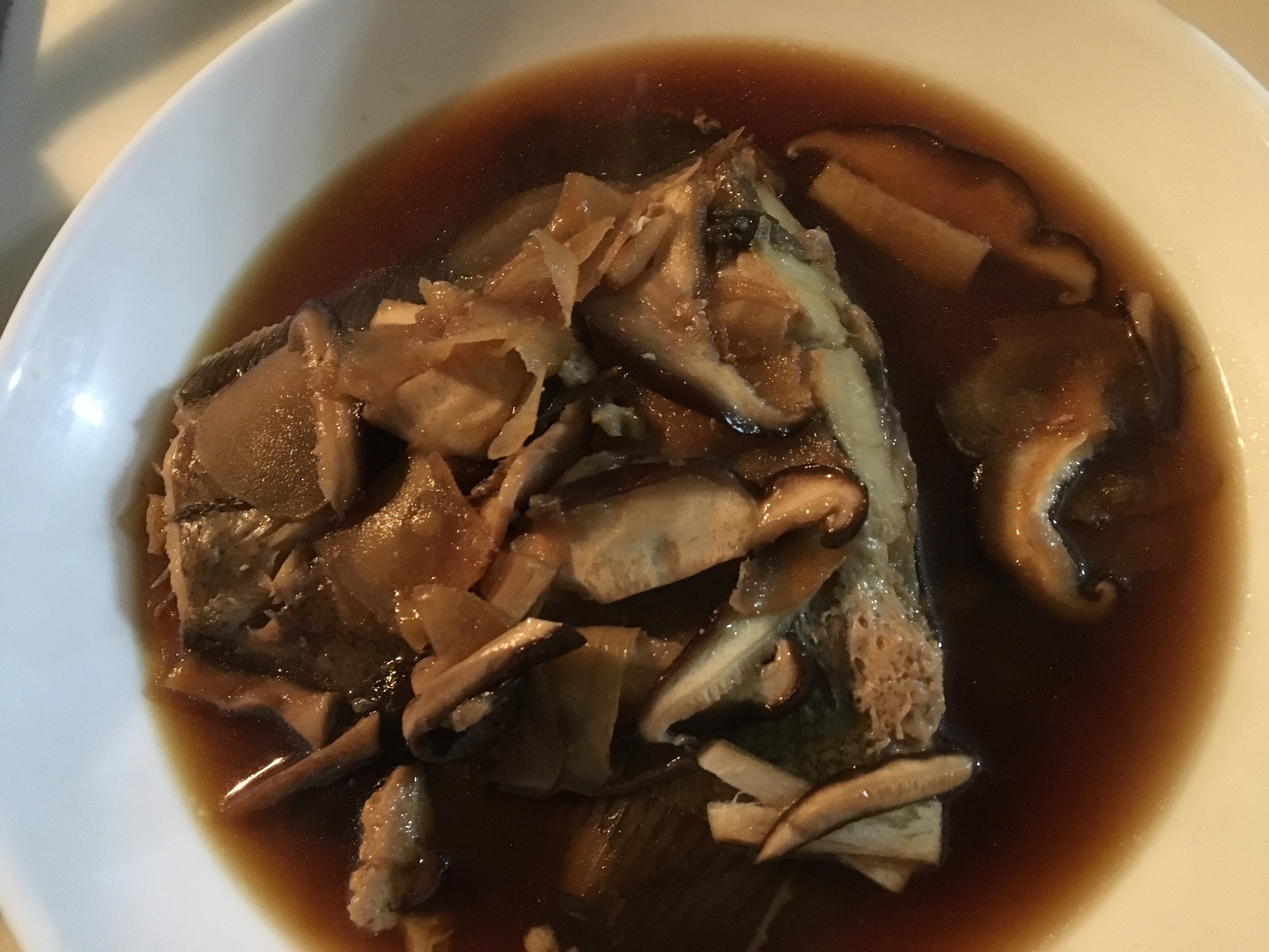 生姜と椎茸風味のカレイの煮物の写真