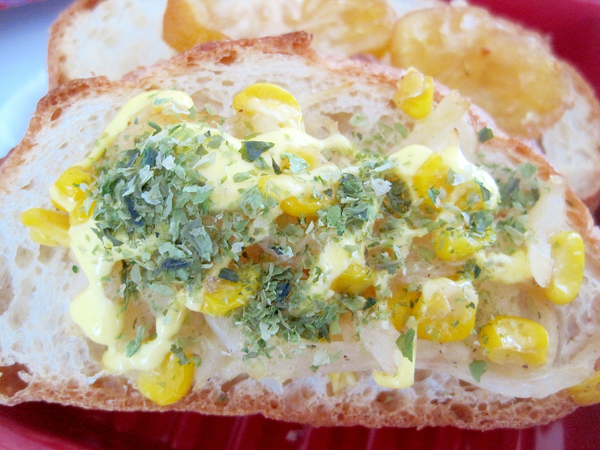 コーンと玉ねぎのトーストの写真