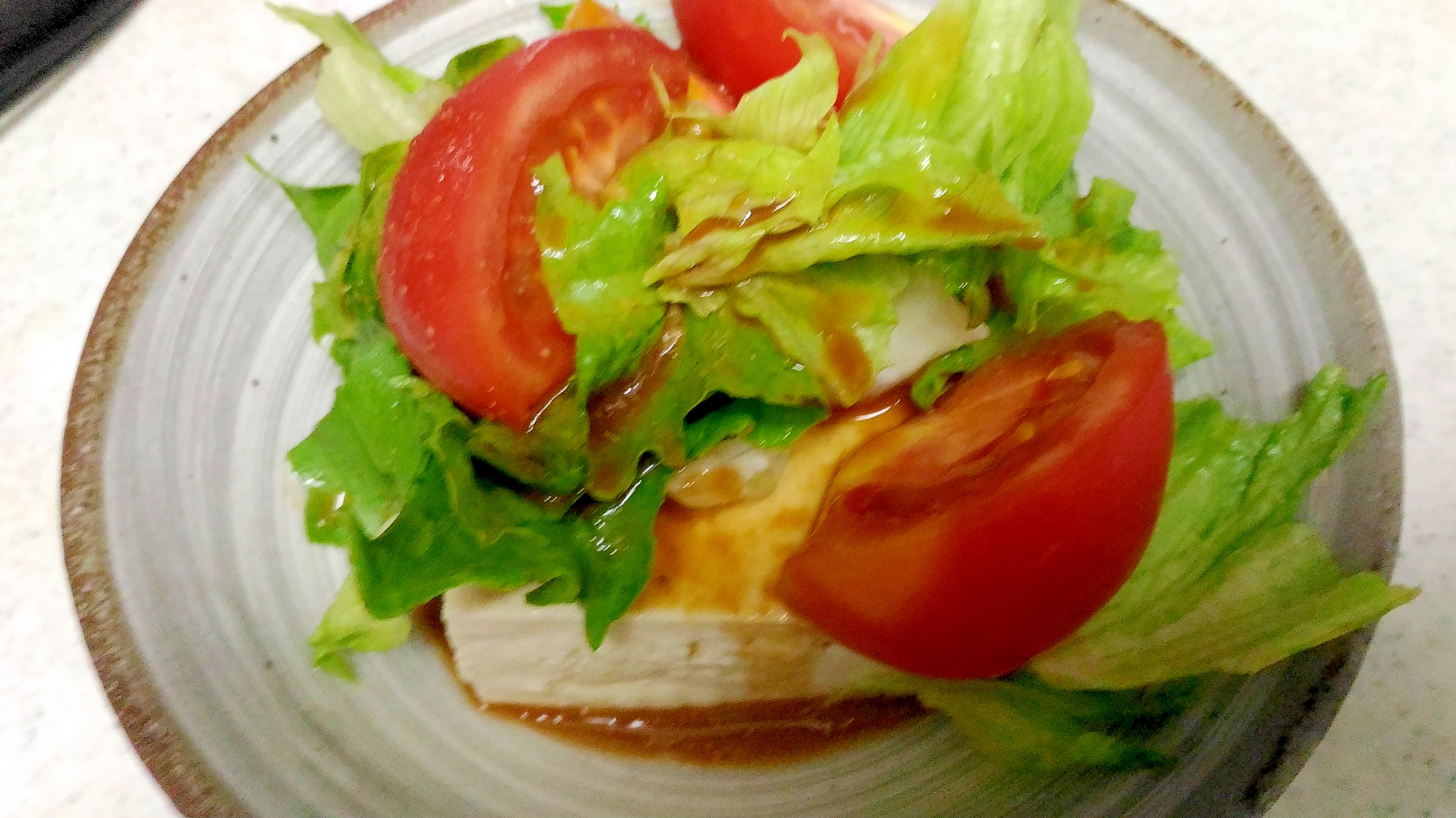 味噌だれでトマトとレタスの冷奴の写真