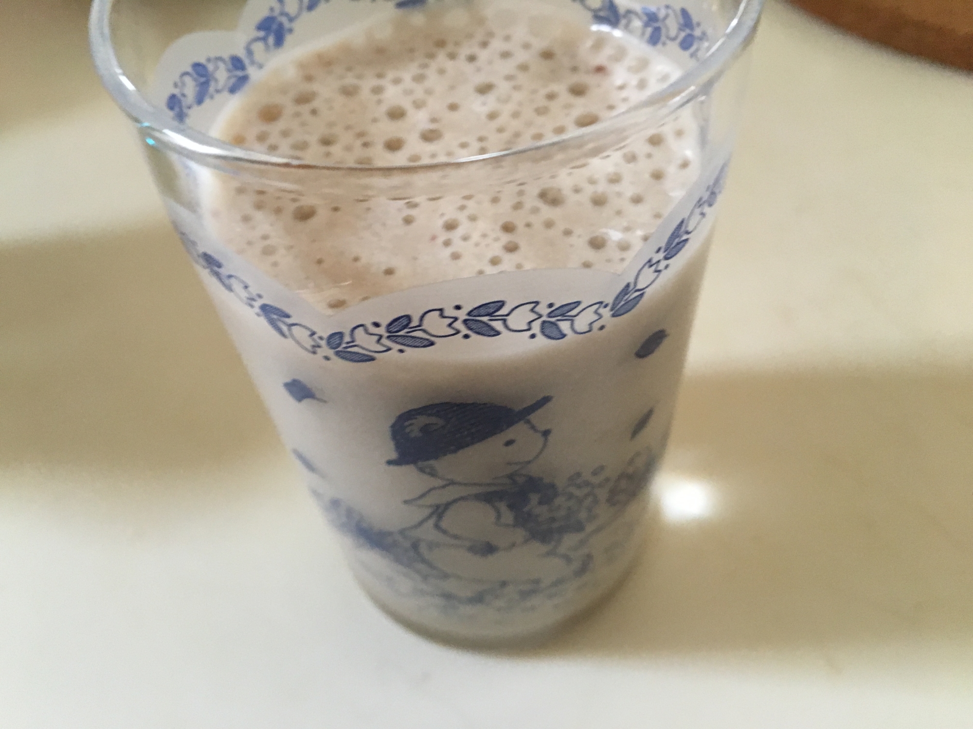 リンゴの皮付き蜂蜜入りジュースの写真