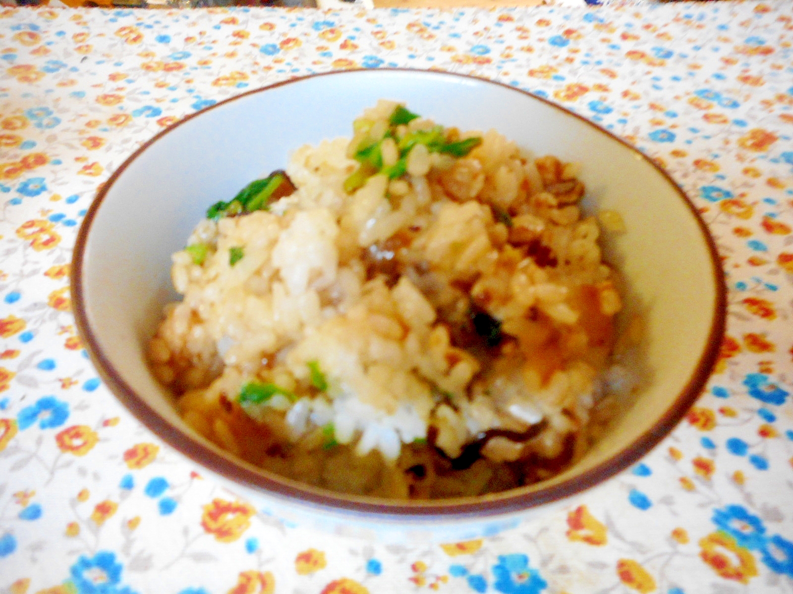 カブの皮と葉、ひき肉と塩昆布の混ぜご飯の写真