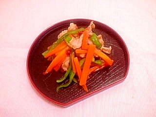 梅風味♪ピーマンと人参の豚小間炒めの写真