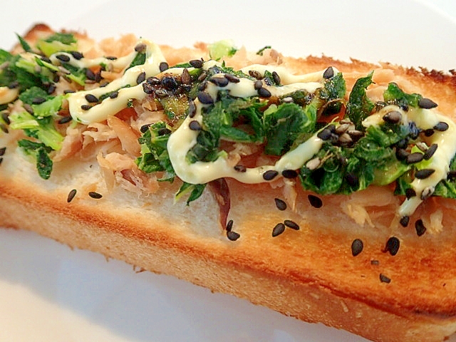 グルメ＆マヨで　鮭フレークと大根葉と胡麻のトーストの写真