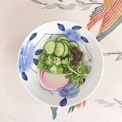 オクラ、胡瓜、板蒲鉾、貝割れ、レーズンの梅酢和えの写真