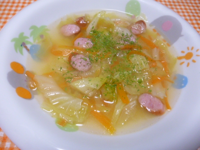 野菜とウインナーのスープの写真