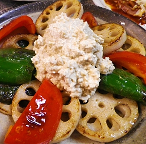 焼きレンコンピーマンの豆腐ディップ添えの写真