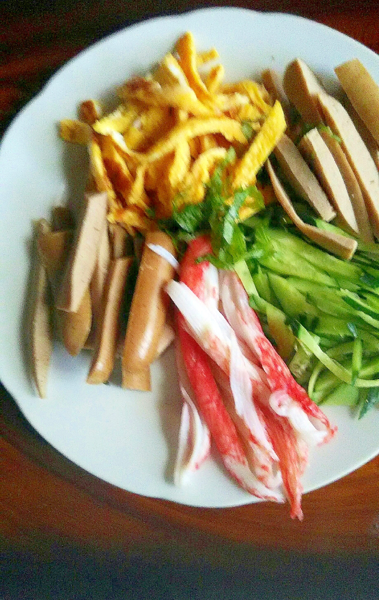 ソーセージと頂く夏の素麺向けおかずプレートの写真
