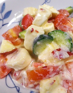モッツァレラフルーツ野菜サラダの写真
