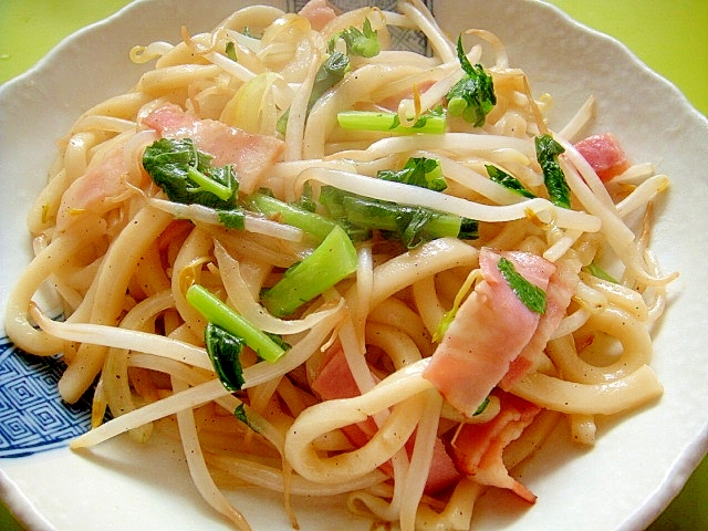 もやしとベーコン大根の葉の和風焼きうどんの写真