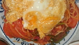 スクランブルエッグのトマトパスタの写真