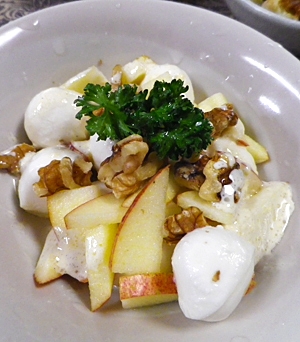 リンゴモッツァレラ胡桃サラダの写真