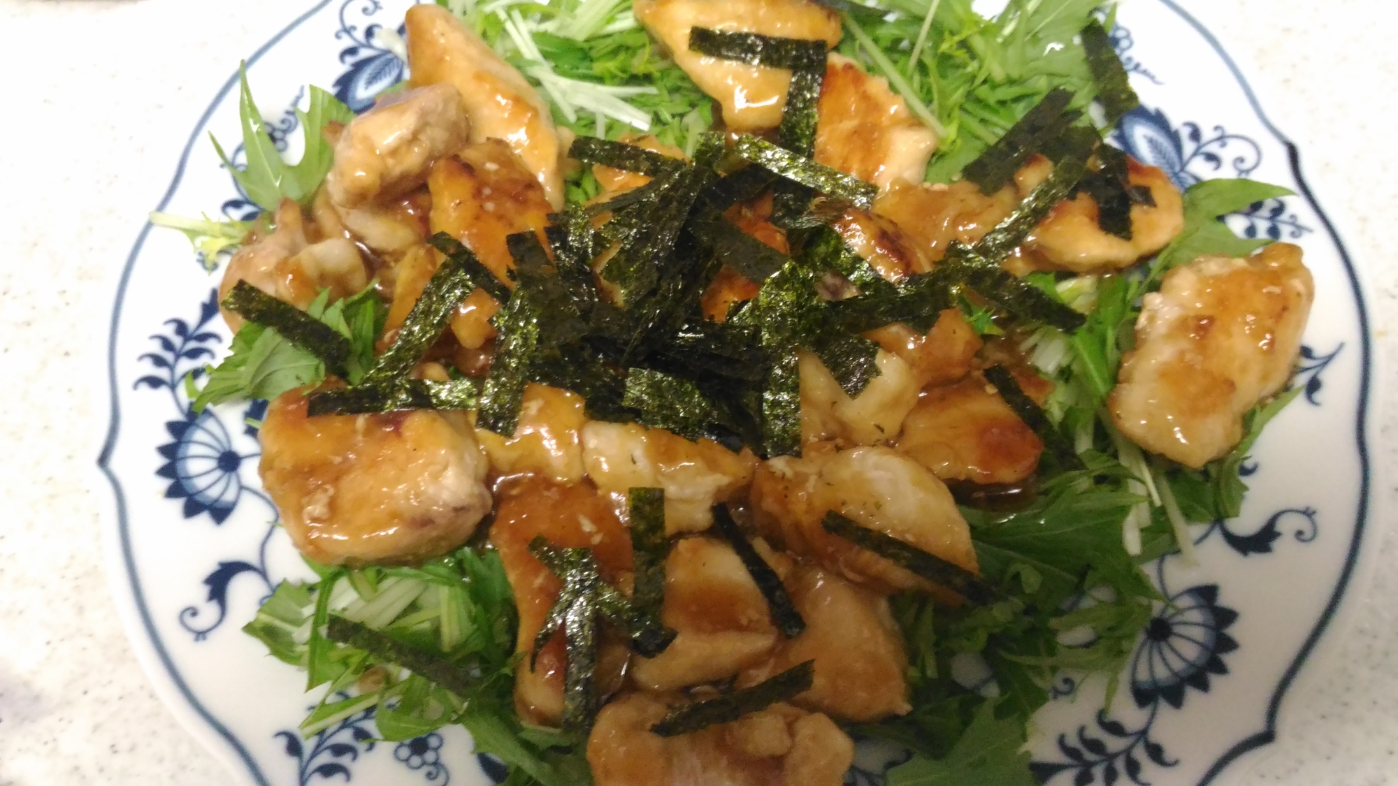 水菜と照り焼きチキンのサラダの写真