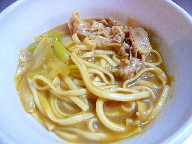 トロっとつゆが麺に絡む！和風カレーうどんの写真