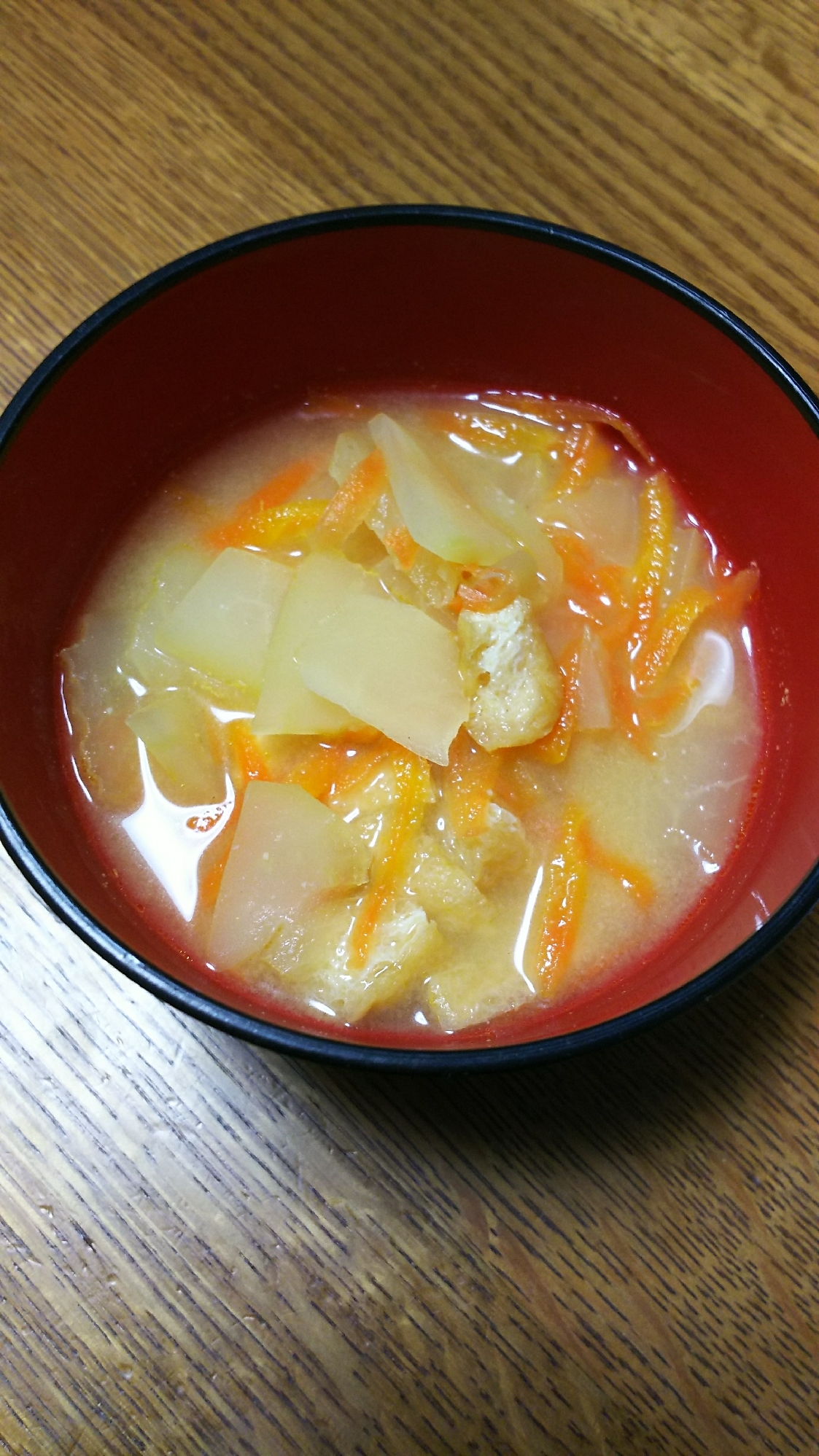 青パパイヤと人参と揚げのお味噌汁の写真