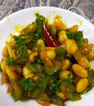 大豆玉ねぎピーマンのケチャップカレー粉炒めの写真