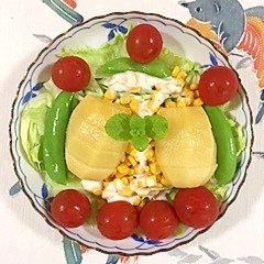スイートコーン、スナップえんどう、キウイのサラダ