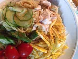 彩りの良い冷やし中華の写真