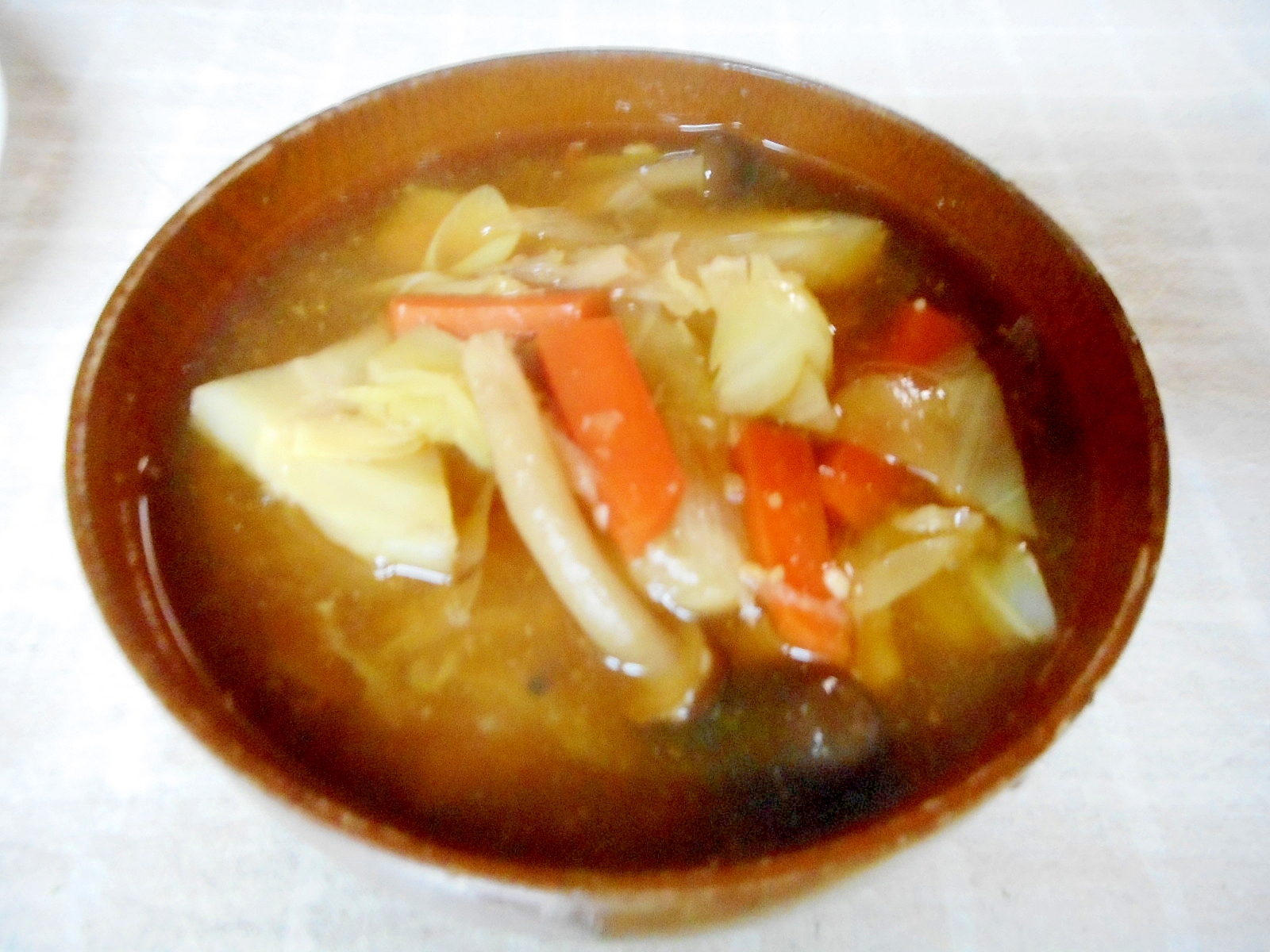 玉ねぎの皮だしキャベツの味噌汁の写真