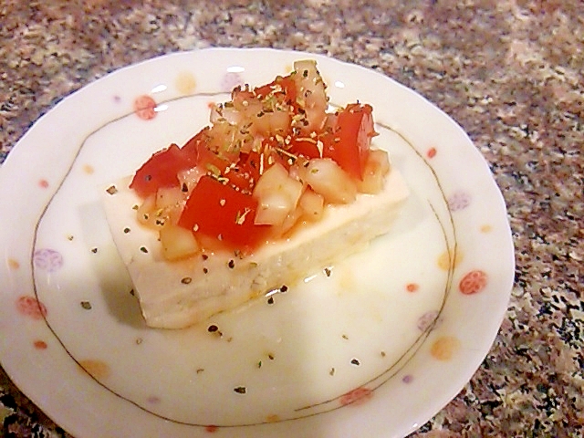 トマトと玉ねぎのごまポン冷奴の写真