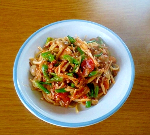ほうれん草の茎根のミートパスタの写真