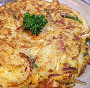 細切り野菜の西洋風お好み焼きの写真