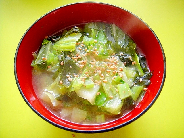 ごま風味☆キャベツとわかめ大根の葉の味噌汁の写真