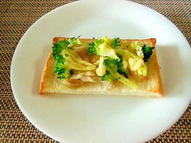 鶏ハムとブロッコリーのマヨネーズトースト♪の写真