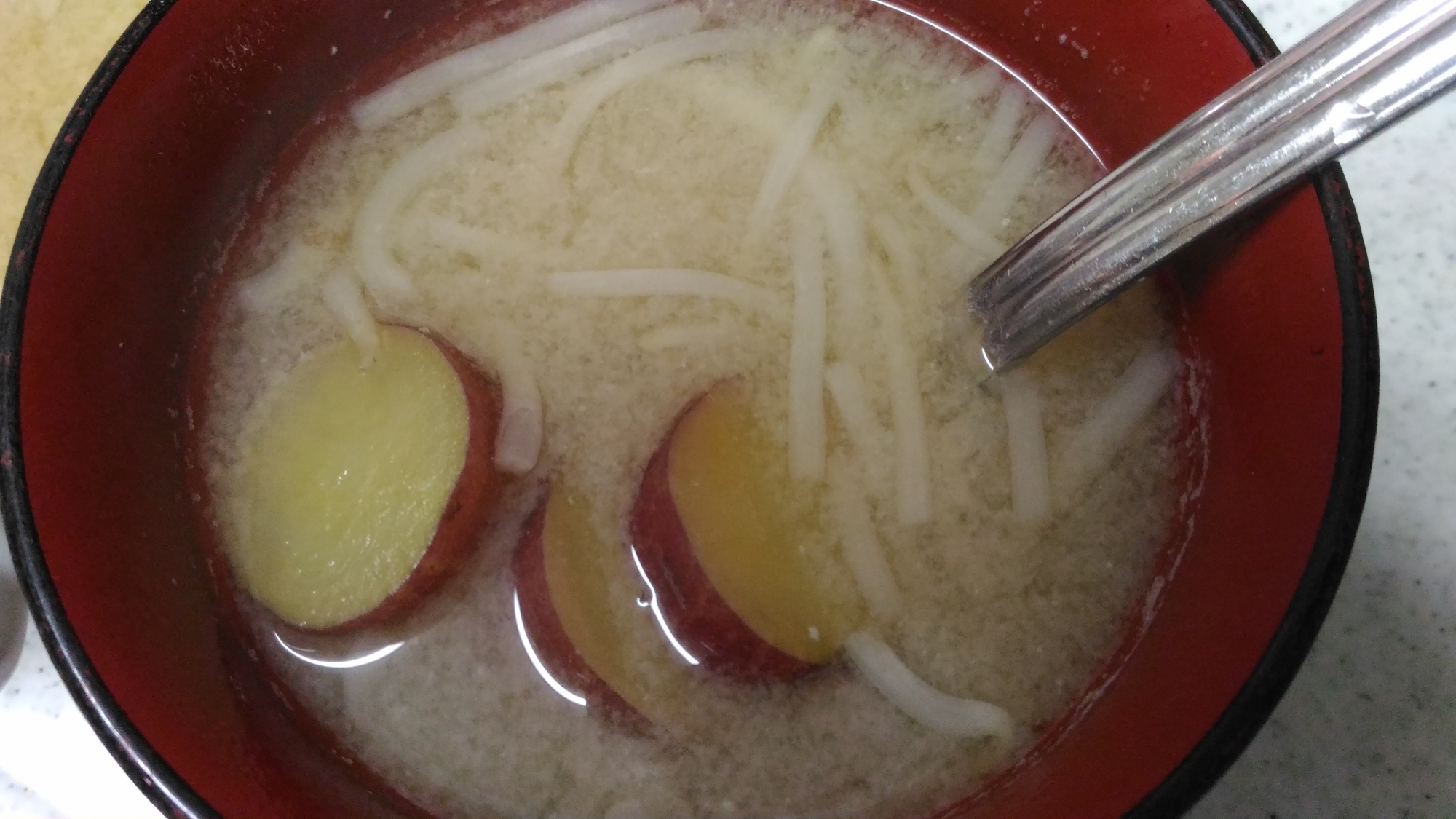 さつまいもともやしの味噌汁の写真