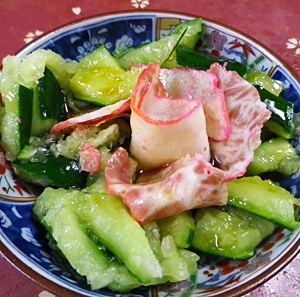 たたきキュウリのくじらサラダの写真