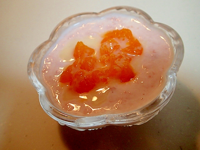 蜜柑とイチゴフルーチェのヨーグルトデザートの写真