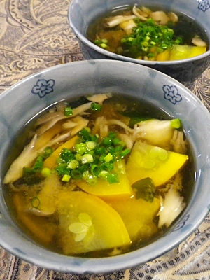 ズッキーニ舞茸ワカメの味噌汁の写真