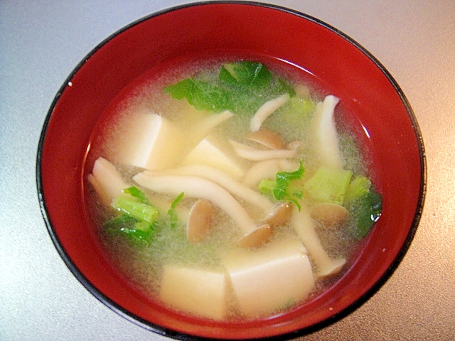 豆腐としめじ大根の葉の味噌汁の写真