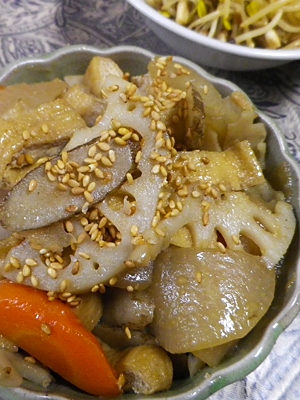 薄切り根菜と油揚げの含め煮の写真