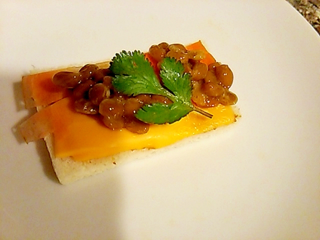 サンドイッチパンで人参と納豆のおつまみの写真