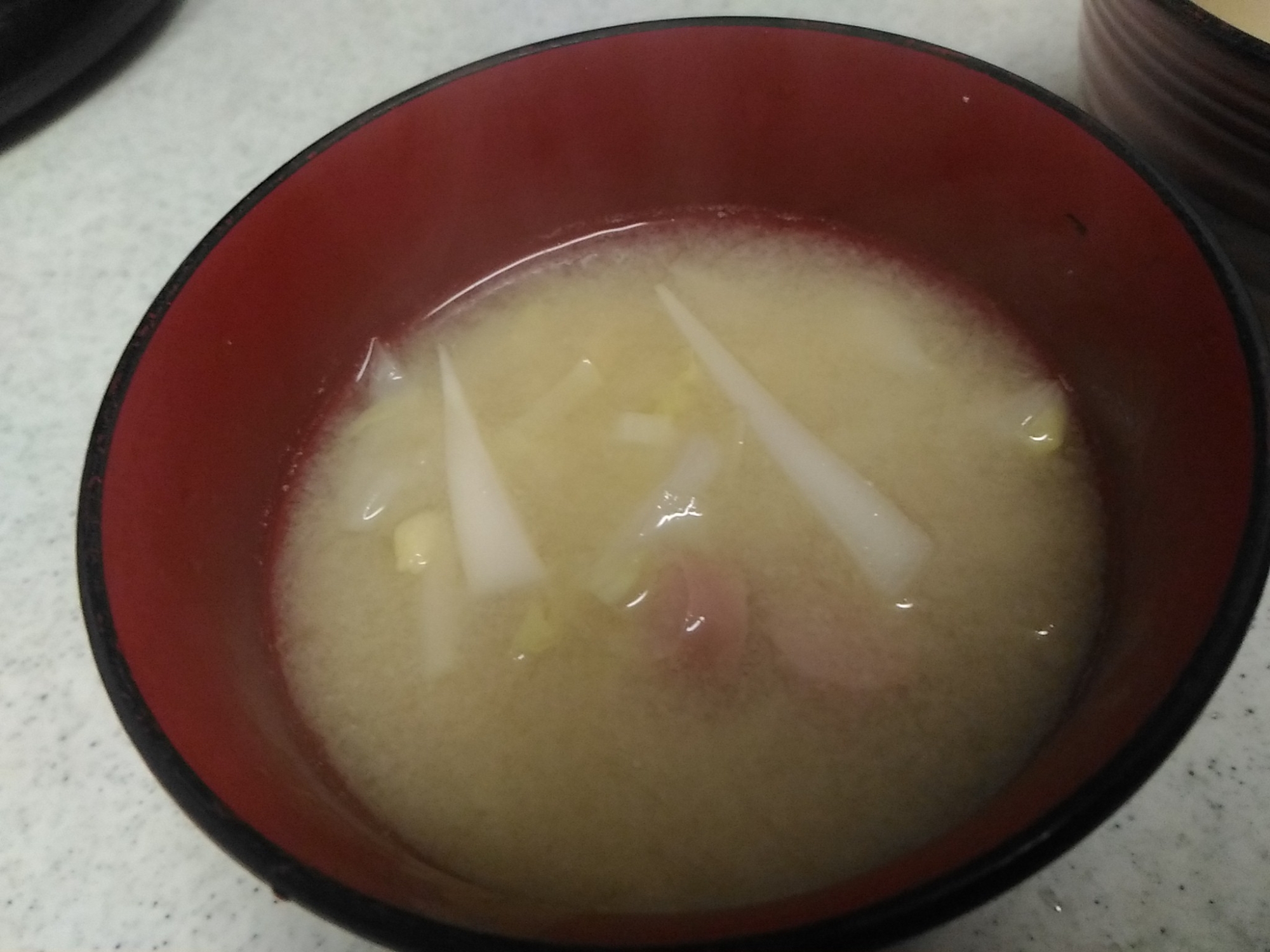 キャベツの芯とウインナーの味噌汁の写真
