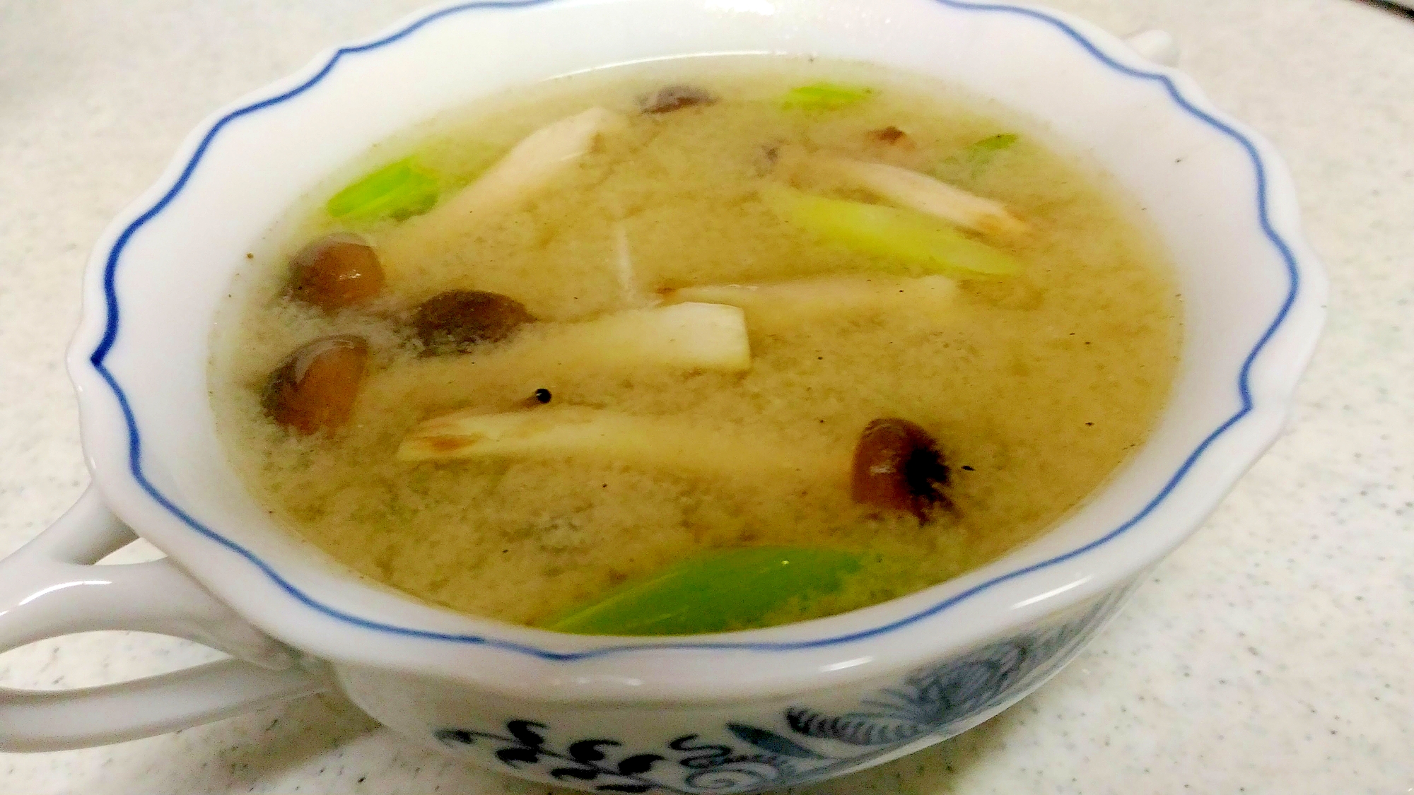 青ネギとしめじの中華風味噌スープの写真