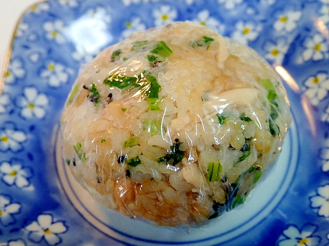 大根の葉とサラダチキンのごぼう茶ご飯おにぎりの写真