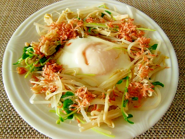 もやしと豆苗と素干しえびの巣ごもり卵♪の写真