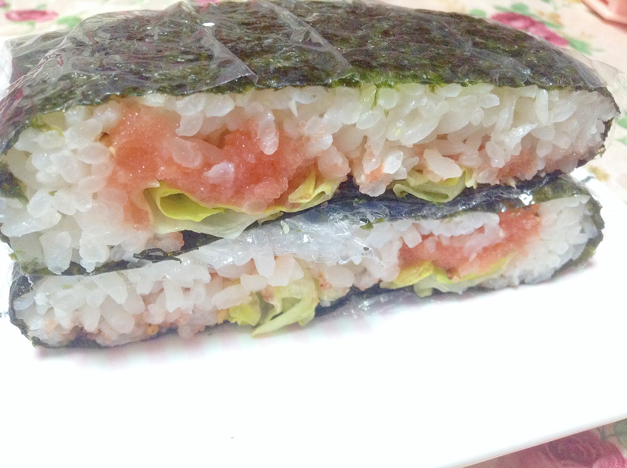 明太胡麻マヨレタス♡おにぎらず(おにぎり)の写真