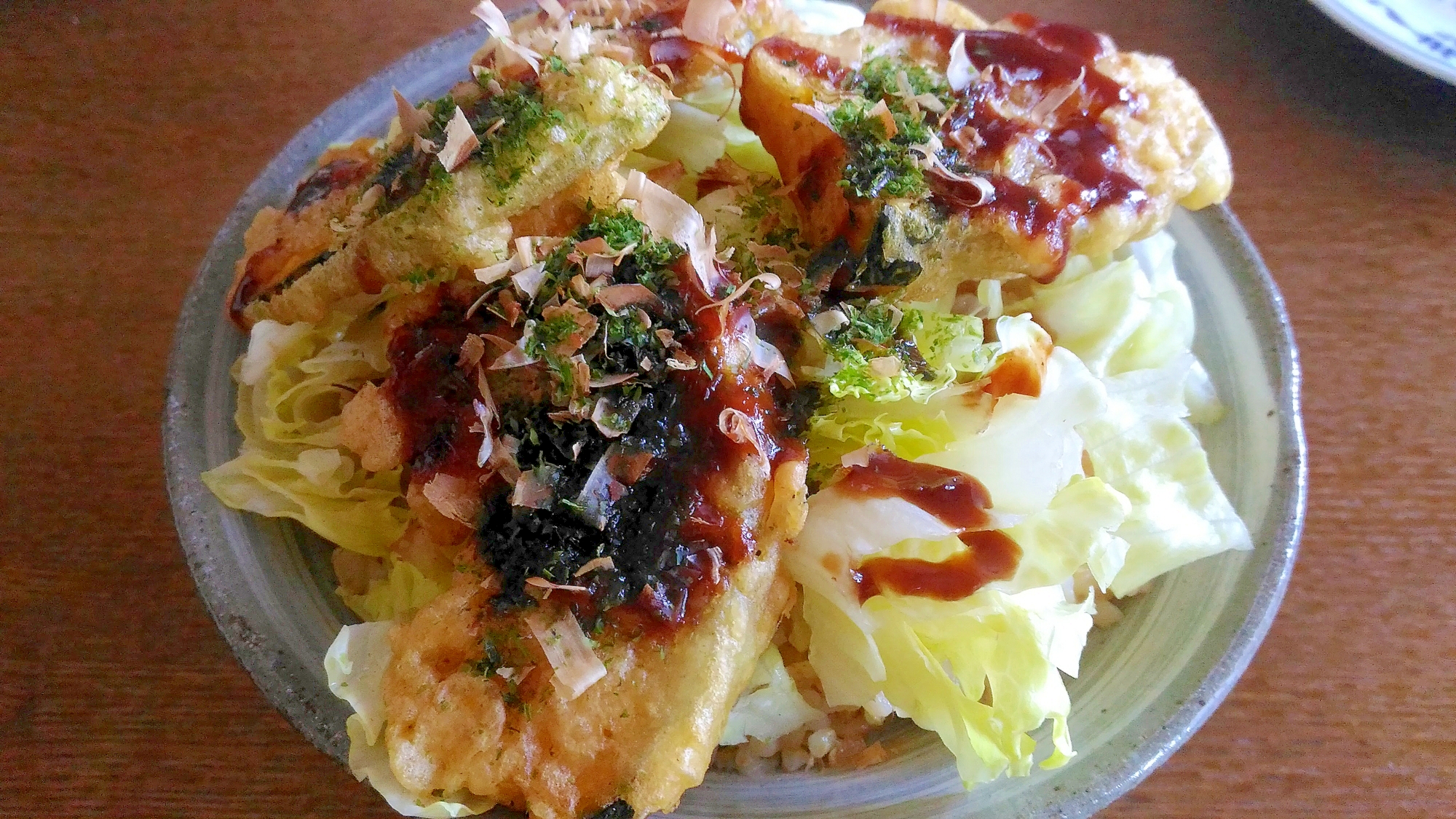 南瓜の天ぷらとレタスの丼の写真