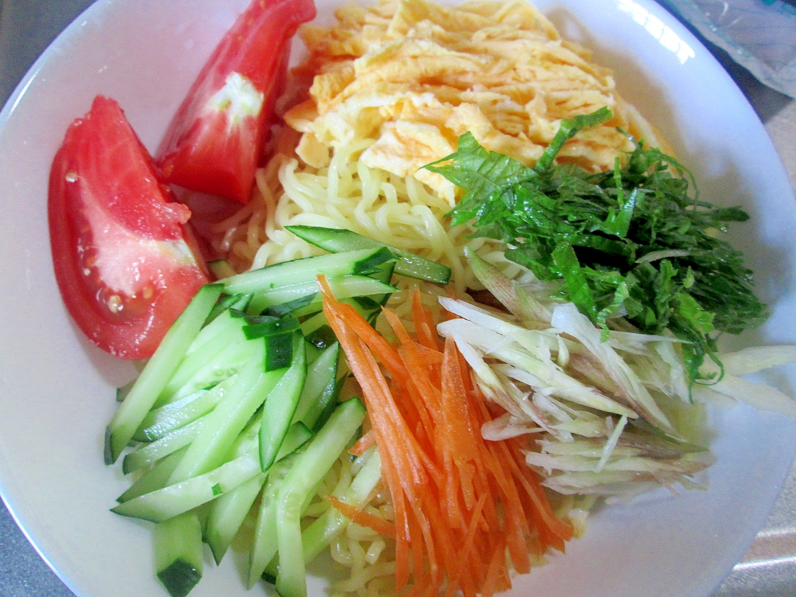 夏の薬味たっぷりの冷やし中華の写真