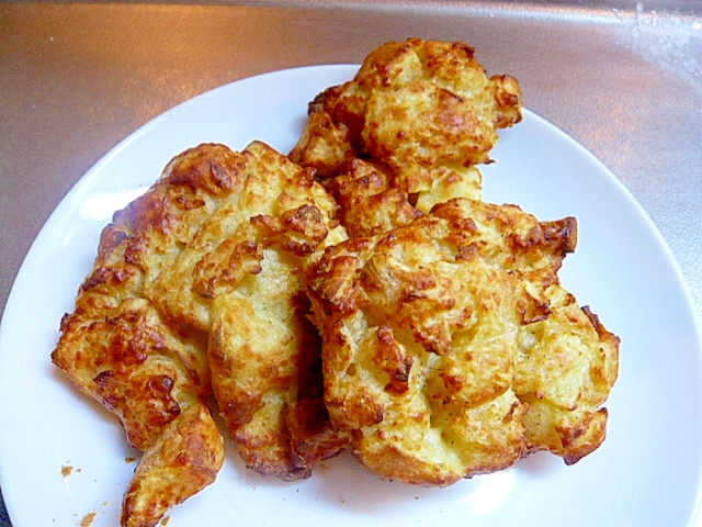 ノンフライヤーで！じゃがいもとチーズのこんがり焼きの写真