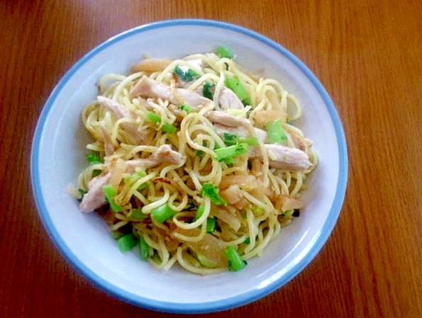 大根葉漬けとたくあんの焼きそばの写真