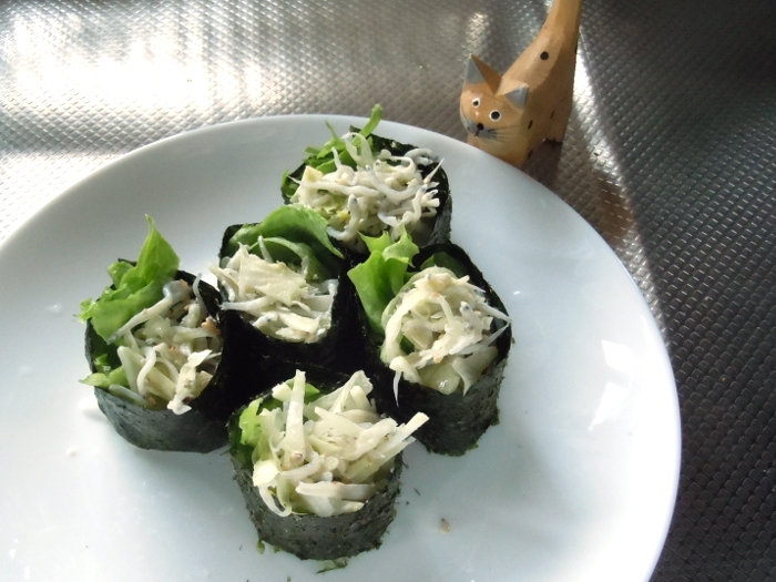 レタスとしらすの簡単軍艦巻き♪の写真