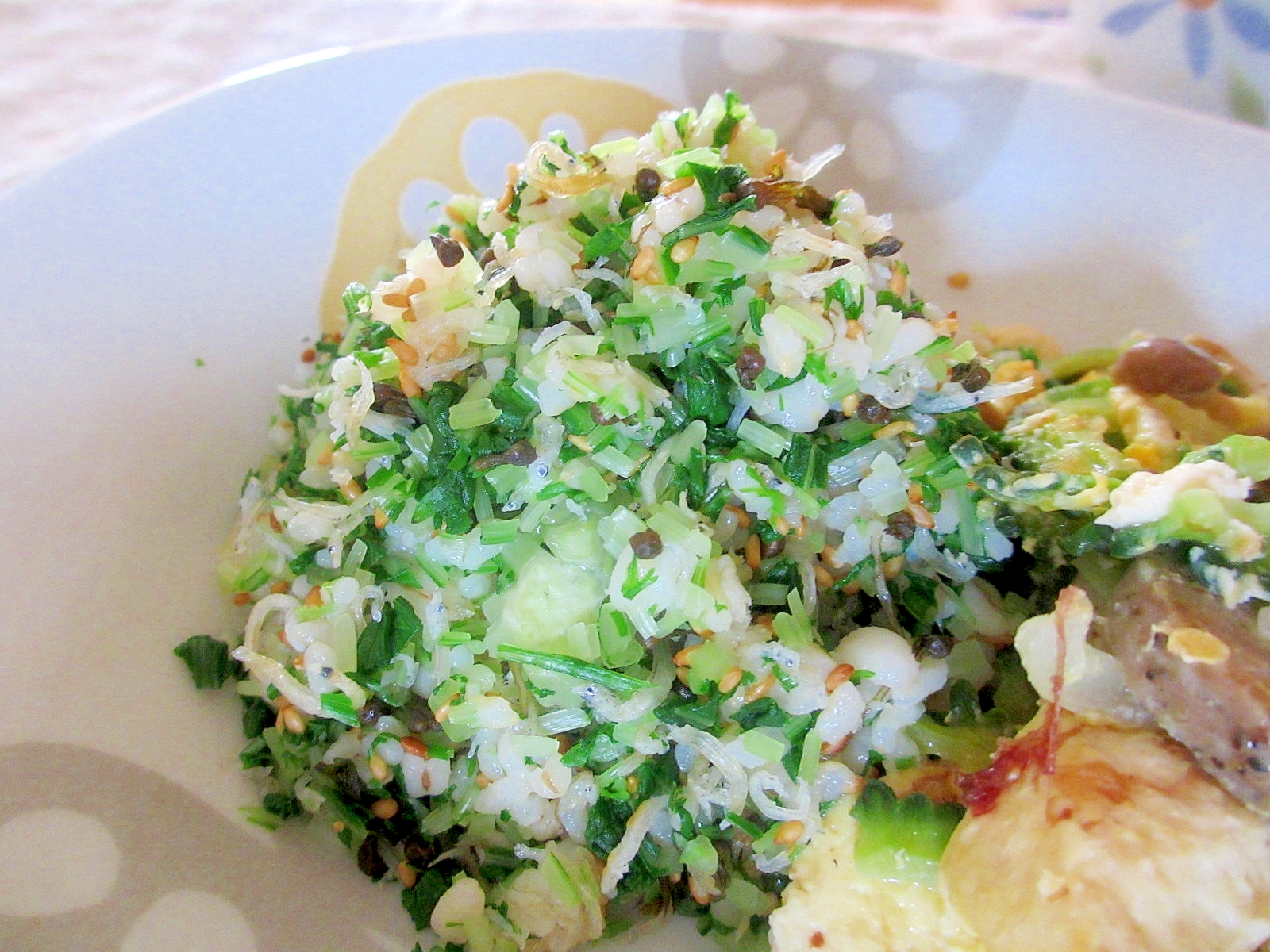 水菜とカリカリジャコとシソの実の混ぜご飯の写真