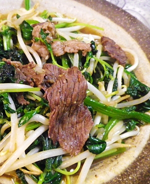 もやし豆苗ホウレン草牛肉の醤油生姜炒めの写真
