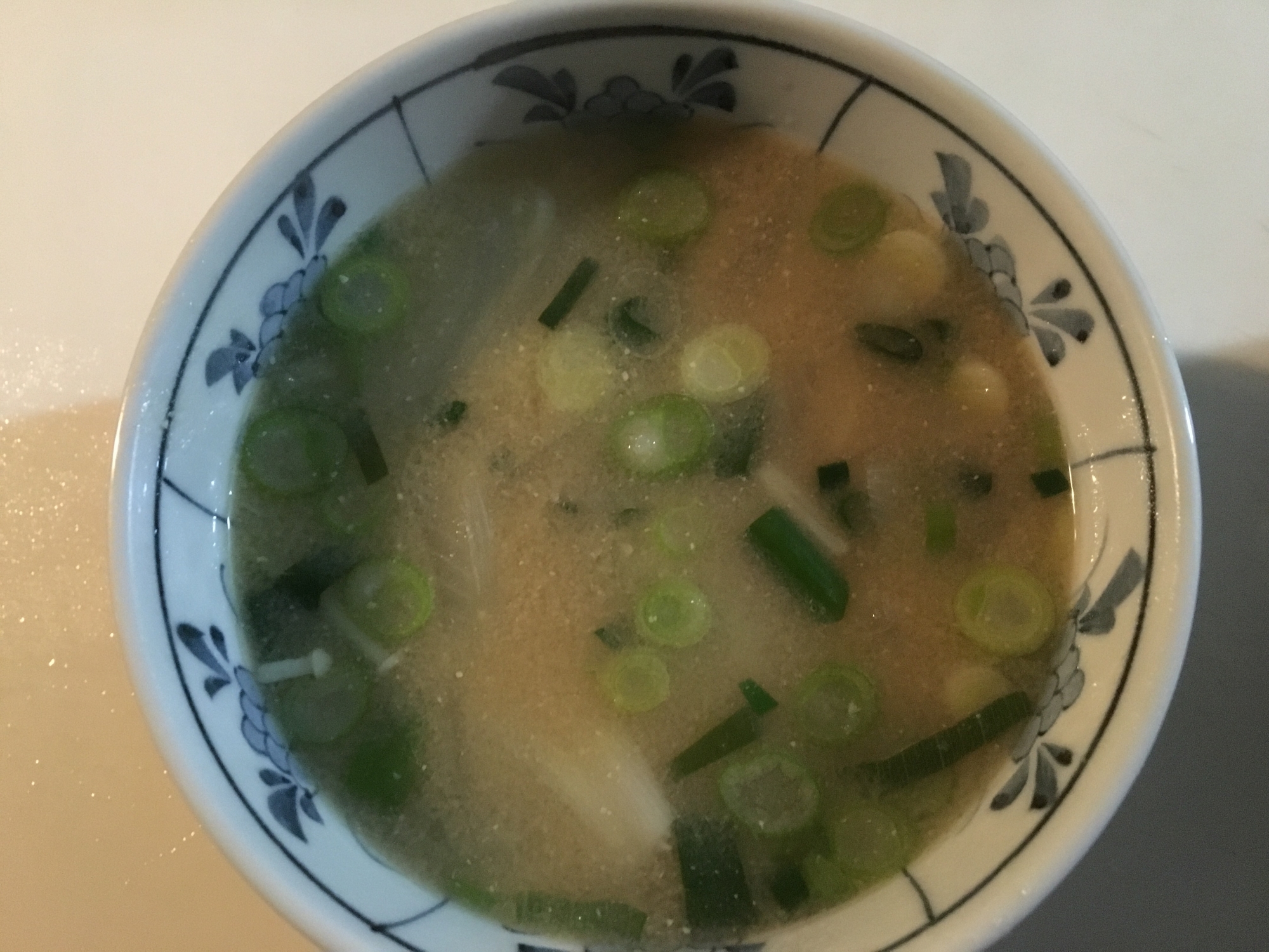 葱と大根とエノキの味噌汁の写真